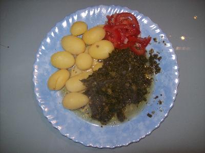 Grünkohl Kartoffeln und Tomatensalat